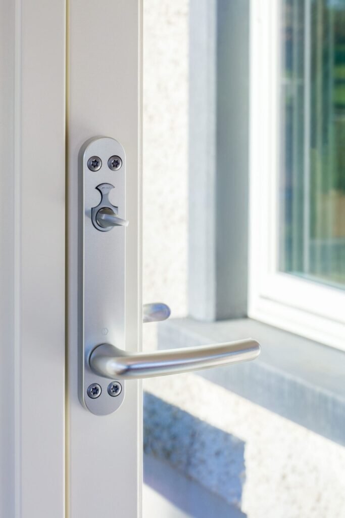 Close up of a silver door handle.